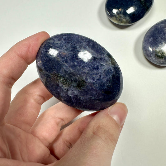 Iolite palm stone (C)