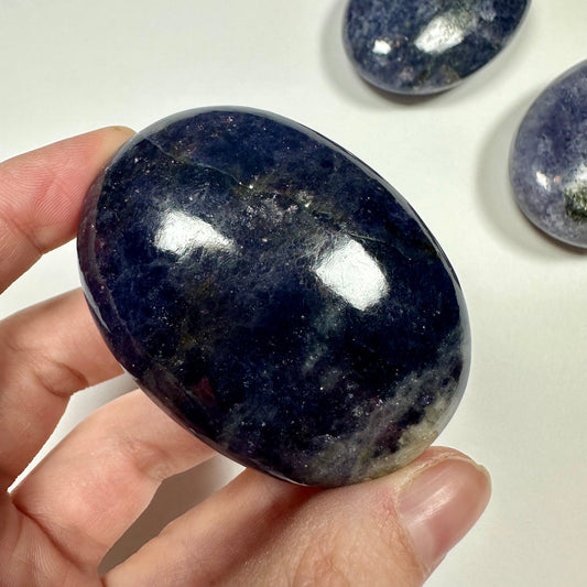 Iolite palm stone (B)